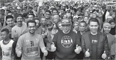  ??  ?? SAIFUDDIN (tengah) yang juga Anggota Parlimen Indera Mahkota bergambar bersama sebahagian peserta ketika melepaskan peserta Larian Tahun Baru Ultron Kuantan 2019 pada Ahad. -Gambar Bernama