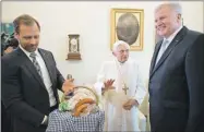  ??  ?? El papa emérito Benedicto XVI celebra su cumpleaños 90 en el Vaticano con una fiesta en la que recibió regalos típicos de su natal Baviera