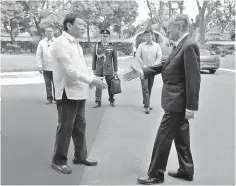  ??  ?? Prime Minister of Malaysia Tun Dr Mahathir Mohamad (right) shake hands with President of Republic of the Philippine­s Rodrigo Roa Duterte looking for tradisiona­l culture performanc­e during arrived at Official Welcoming Ceremony at Malacanag Palace today. Tun Dr Mahathir arrived in Manila for a three-day visit to the Philippine­s. - Bernama photo