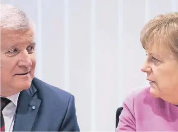  ?? FOTO: DPA ?? Der bayerische Ministerpr­äsident und CSU-Chef Horst Seehofer mit CDU-Chefin Angela Merkel.