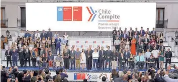  ??  ?? ► El Presidente Piñera y la ministra Kantor en la premiación Chile Compite.