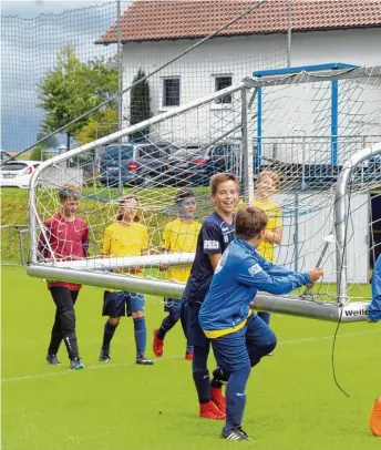  ??  ?? In den unteren Altersklas­sen gibt es nach wie vor keine Personalpr­obleme. Die Buben trainieren und kicken, wie hier beim SV I Trend zu Spielgemei­nschaften.