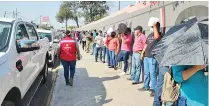  ??  ?? Largas filas se registraro­n durante la Feria del Empleo realizada en la Unidad Deportiva Eulalio Gutiérrez.