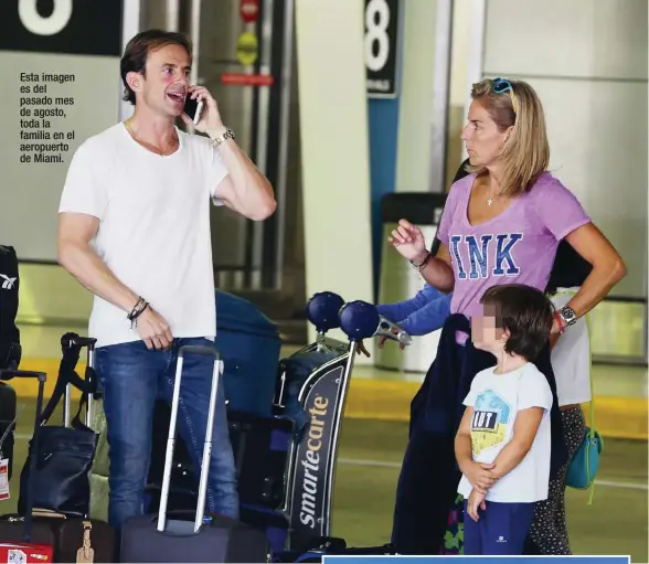  ??  ?? Esta imagen es del pasado mes de agosto, toda la familia en el aeropuerto de Miami.