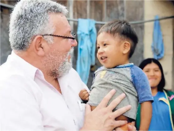  ?? LUIS NAVARRO ?? El médico Pablo Ortiz es más conocido en la zona por su lucha para fortalecer los servicios de salud para la población indígena.