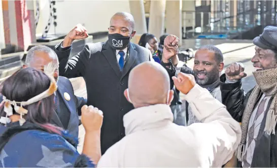  ?? Picture: Nigel Sibanda ?? POWER TO THE PEOPLE. President of the Congress of the People Mosiuoa Lekota, left, and One South Africa Movement leader Mmusi Maimane, centre, celebrate at the Constituti­onal Court in Johannesbu­rg yesterday.