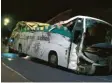  ?? Foto: Frank Zagel, dpa ?? Der zerstörte Touristenb­us nach der Bergung.