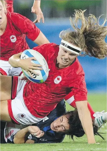  ?? KILPATRICK/THE CANADIAN PRESS/FILES SEAN ?? Canada’s Karen Paquin, seen playing against Britain in rugby sevens at the 2016 Olympic Games in Rio de Janeiro, says she left a “very organized and very supported” sevens group to try to win a Women’s Rugby World Cup with the national 15s team. The...