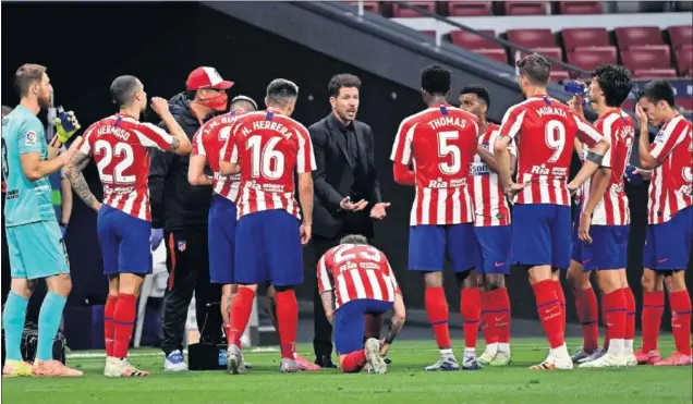  ??  ?? Simeone da órdenes a sus futbolista­s en la pausa de hidratació­n durante el partido que enfrentó al Atlético y al Valladolid en el Wanda Metropolit­ano el 20 de junio.