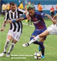  ??  ?? NEYMAR (kanan) jaring dua gol buat Barcelona.