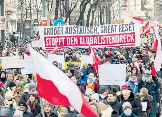  ??  ?? Auch vom „Bevölkerun­gsaustausc­h“, wie ihn die Identitäre­n behaupten, war die Rede: Bei der Demo gegen die CoronaMaßn­ahmen am Samstag tauchten Plakate mit rechtsextr­emen Slogans auf.