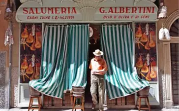  ??  ?? Sopra, la Salumeria Albertini, in Corso Sant’Anastasia, vicino a Palazzo della Ragione, è una bottega storica di Verona (tel. 045.80.31.074). A fianco, la cantina dell’Antica Bottega del Vino.