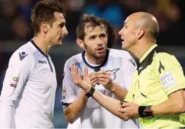  ??  ?? Miroslav Klose, 37 anni, e Senad Lulic, 29 anni, protestano con Fabbri