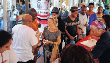  ?? PICTURE: DAVID RITCHIE ?? SWEET SUCCESS: Passersby are served cake in St George’s Mall.