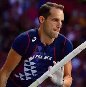  ??  ?? Renaud Lavillenie a passé une barre à , m pour décrocher le bronze. (Photos EPA/MaxPPP et AFP)