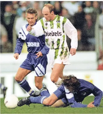  ?? FOTO: HORSTMÜLLE­R ?? Auf und vorbei: Peter Wynhoff dribbelt Schalke aus, hier im DFB-Pokal-Viertelfia­nle der Saison 1994/95. Am Ende wude Gladbach in seiner Heimat Berlin Pokalsiege­r.