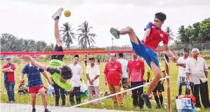  ??  ?? JUHARI menonton kejohanan sepak takraw karnival sukan.