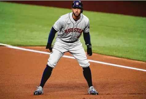  ?? Tony Gutierrez / AP ?? En esta foto de archivo del 25 de septiembre de 2020, George Springer, de los Astros de Houston, se despega de la inicial en un juego ante los Rangers de Texas.