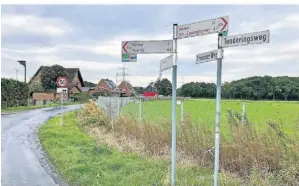  ?? FOTO: SZF ?? Es gehe nicht um den Trassenver­lauf – hier die Ecke Schwarzer Weg/tenderings­weg –, sondern um die Frage nach dem Sinn eines Straßenneu­baus, sagen die Umweltverb­ände Nabu und Bund.