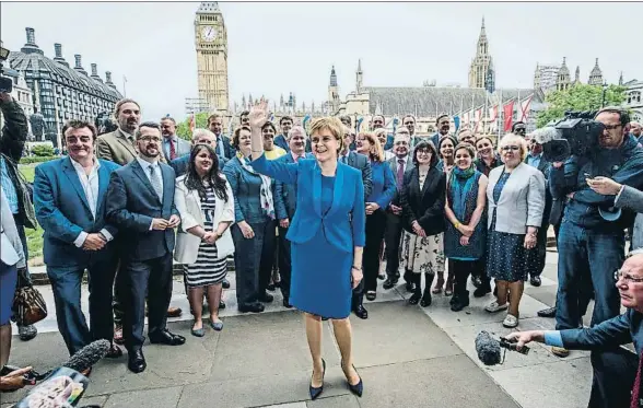  ?? JACK TAYLOR / GETTY ?? La primera ministra escocesa, Nicola Sturgeon, saluda junto a los diputados del SNP elegidos durante las elecciones generales