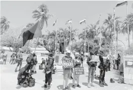  ?? AUSTEN ERBLAT/SOUTH FLORIDA SUN SENTINEL ?? Dozens of people gather at Torch of Friendship in Miami Sunday in solidarity with sympathize­rs in Minnesota, Chicago and elsewhere protesting the police killings of Daunte Wright and others.