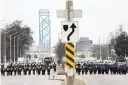  ?? NATHAN DENETTE AP ?? Police on Feb. 13 remove all protesters from the Ambassador Bridge linking Detroit and Windsor, Ontario.