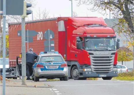  ?? FOTO: MARTIN BAUCH ?? Die Polizei regelt den Verkehr an der Abzweigung Richtung Oberdorf und Kerkingen.