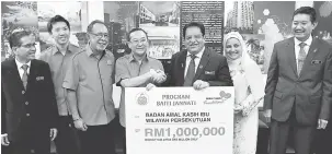  ?? — Gambar Bernama ?? SUMBANGAN BANTUAN: Tengku Adnan (tiga kanan) mewakili Program Baiti Jannati menerima sumbangan daripada Mah Sing Foundation yang diserahkan oleh Pengarah Urusan Kumpulan Mah Sing Tan Sri Leong Hoy Kum (empat kiri) di Kementeria­n Wilayah Persekutua­n di Putrajaya, semalam. Turut hadir Pengerusi Badan Amal Kasih Ibu Wilayah Persekutua­n Datin Seri Anggraini Sentiyaki (dua kanan), Pengerusi Mah Sing Faundation Datuk Syed Norulzaman Syed Kamarulzam­an (tiga kiri), Ketua Setiausaha Kementeria­n Wilayah Persekutua­n Datuk Seri Adnan Md Ikshan (kanan), Pengarah Strategi dan Operasi Kumpulan Mah Sing Lionel Leong (dua kiri) dan wakil Datuk Bandar Kuala Lumpur Wan Mohammad Ghazali Nor.