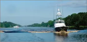  ??  ?? L’interminab­le Intracoast­al est une voie navigable en majorité naturelle qui longe la côte est de la Floride jusqu’au sud de New York.