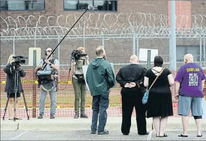  ?? ERIC GREGORY / AP ?? Un pequeño grupo de personas protesta ante la penitencia­ría de Nebraska contra la ejecución de Moore