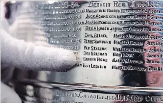  ?? CHARLES KRUPA THE ASSOCIATED PRESS ?? Mike Bolt, who is a keeper of the Stanley Cup when it travels, points out Gordon “Gordie” Howe’s name.