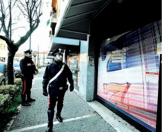  ??  ?? I rilievi
I carabinier­i davanti alla sala scommessa nella quale è stato ucciso l’altra notte Mario Piotti, originario del Bresciano (Foto Sartori)
