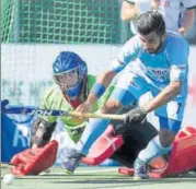  ?? WORLDSPORT­PICS ?? Manpreet Singh (right) confronts Australian goalkeeper Tyler Lovell in the Champions Trophy final on Sunday.