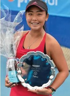  ??  ?? CONGRATULA­TIONS: Eri Hozumi of Japan with her Toowoomba Internatio­nal winning spoils. PHOTO: KEVIN FARMER