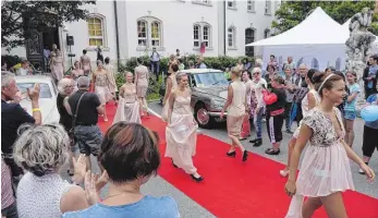  ?? FOTO: MARIABERG ?? Beim Mariaberge­r Oldtimer-Treffen wird es inmitten der historisch­en Fahrzeuge wieder eine Modenschau der Modefachsc­hule Sigmaringe­n geben.