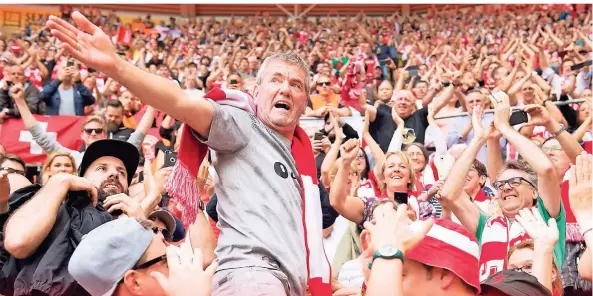  ?? FOTO: DPA (2)/IMAGO IMAGES ?? Friedhelm Funkel in einem seiner größten Momente als Trainer: Im Fanblock des Dresdner Stadions feiert er am 28. April 2018 mit den Anhängern den Aufstieg in die Bundesliga.