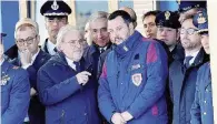  ?? Ansa ?? Istituzion­ale Salvini a Ciampino per Cesare Battisti con la giacca della polizia
