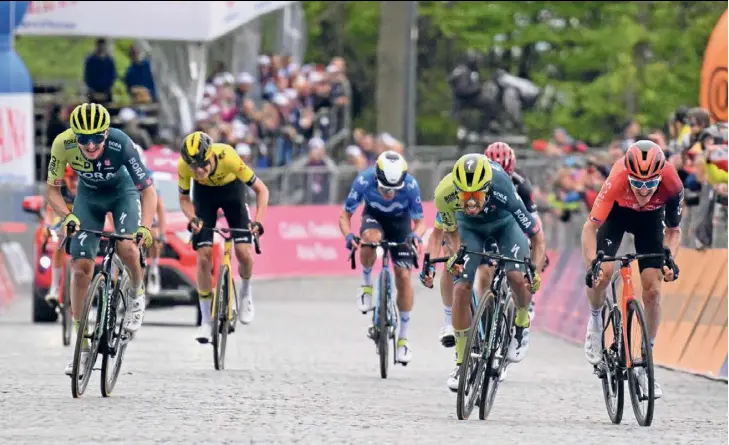  ?? ?? Bora-Grün in vorderster Front Auf der 2. Giro-Etappe wurden Daniel Martinez (M.) und Thomas Lipowitz (l.) Zweiter und Fünfter.