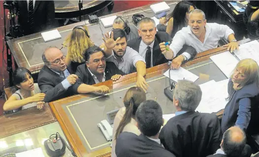  ??  ?? Furia. El diputado Leopoldo Moreau (en la imagen junto a otros legislador­es) insultó a Emilio Monzó en la sesión del jueves.