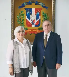  ??  ?? Mu-kien Sang Ben y Manuel García Arévalo, presidenta y tesorero de la Academia Dominicana de la Historia.