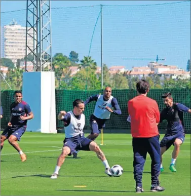  ??  ?? INTENSIDAD. Roque Mesa controla en un rondo ante la presión de Muriel, N’Zonzi y Nolito.