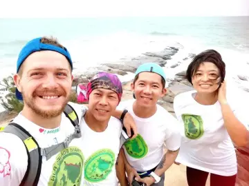  ??  ?? Andi (left) pictured with his team at the start of the Trans Borneo Run at Tip of Borneo, Kudat.