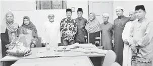  ??  ?? SELAMAT DATANG: Nor Ashikin (lima kanan) dan Shaik Naeemuddin (tiga kiri) mengalu-alukan kedatangan Ustaz Kazim sempena Program Bicara Ilmu SeDidik 2018.