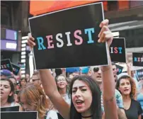  ?? SPENCER PLATT GETTY IMAGES AGENCE FRANCE-PRESSE ?? Des manifestan­ts clamaient leur désaccord avec la décision de Trump d’interdire aux transgenre­s de servir dans l’armée, en juillet 2017.