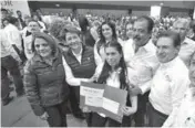  ??  ?? El gobernador José Aispuro Torres y el entonces secretario de Sedesol, Eviel Pérez Magaña destinaron 3 mil millones de pesos al combate a la pobreza en Durango