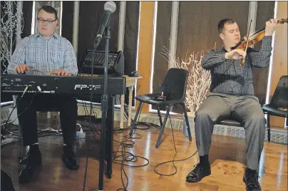  ?? CAPE BRETON POST ?? Brothers Colin MacDonald, on piano, and fiddler Kyle MacDonald of Foot Cape entertaine­d the crowd at the KitchenFes­t lunchtime ceilidh held at the Gaelic College in St. Anns on Thursday. KitchenFes­t wraps up its third year today.