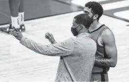  ?? Yi-Chin Lee / Staff photograph­er ?? Coach Stephen Silas has some guidance for Anthony Lamb, who was appearing in his fourth NBA game but played 18 minutes with only eight Rockets available.