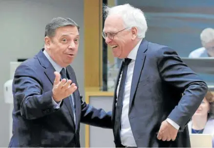  ?? Foto: Efe ?? El ministro de Agricultur­a, Luis Planas, con su homólogo holandés, Piet Adema, ayer en Bruselas.