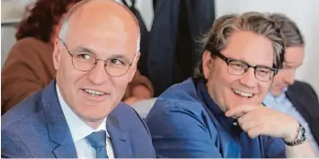  ?? Foto: Michael Hochgemuth ?? Auf diesem Bild war die Stimmung zwischen Oberbürger­meister Kurt Gribl (links) und Intendant André Bücker noch gut. Es wurde im April aufgenomme­n, als bekannt wurde, dass Augsburg ein Staatsthea­ter erhält. Inzwischen ist das Verhältnis offenbar abge kühlt.