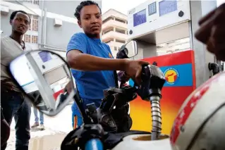  ?? XINHUA PHOTO ?? BATTLING MACROECONO­MIC IMBALANCE
A staff member refuels a vehicle at a gas station in Addis Ababa, capital of Ethiopia, on May 10, 2022. Some residents in Addis Ababa are undergoing economic hardship due to the rising prices of basic commoditie­s, especially food items.